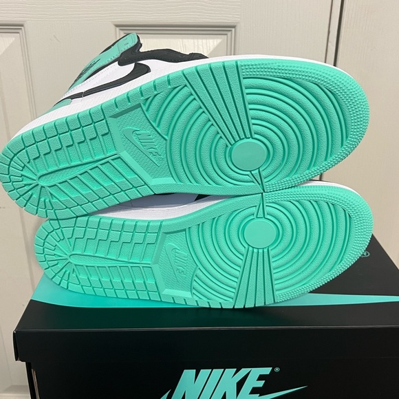 AIR JORDAN 1 RETRO HIGH OG 'GREEN GLOW' - Picture 7 of 9